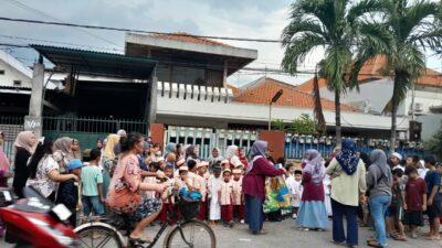 Bulan Ramadhan yang Penuh Berkah, Ratusan Takjil Dibagikan ke jalan Sidoyoso di Depan Indomaret