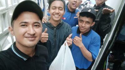 Keluarga Besar Media Bnews.Click Bagikan Ratusan Takjil Berupa Bungkusan Nasi di Pinggir Jalan