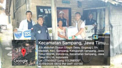 Foto : Ramadhan Berbagi, KJJT Sampang Salurkan Ratusan Sembako Gratis untuk Warga