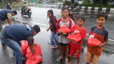 Polres Pelabuhan Tanjung Perak Berbagi Takjil, Wujud Kepedulian di Bulan Ramadan