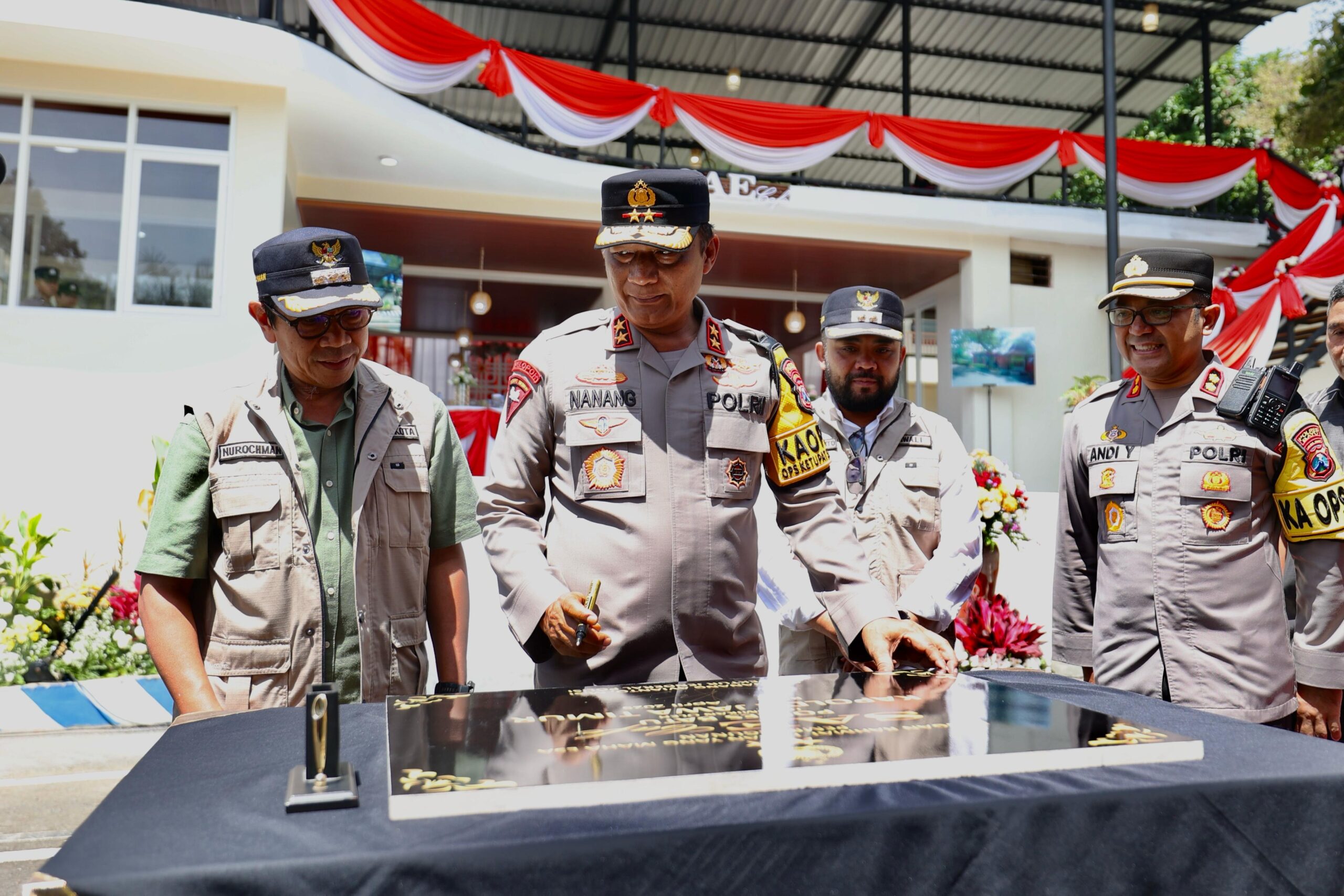 Foto ; Kapolda Jatim Resmikan Pembangunan Sae Cafe di Polres Batu untuk Tingkatkan Pelayanan Publik