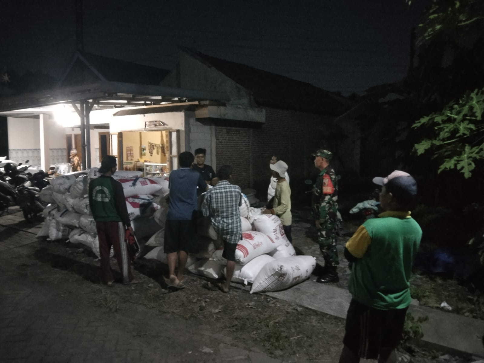 Foto : Babinsa Koramil 0817/01 Driyorejo Serda Agus Riyono Dampingi Penyerapan Gabah Kelompok Tani Di Desa Gadung