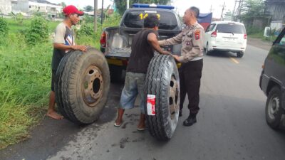 Salut, Pak Polisi ini Bantu Sopir Truk Ganti Ban di Tengah Padatnya Lalin Gresik