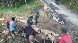 Babinsa Koramil 0829-15/Geger Gelar Karya Bakti Bersama Warga di Desa Kampak